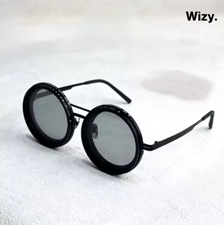 Gafas de sol unisex con lentes negros, estilo retro y protección UV.