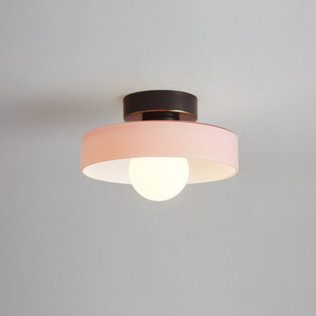 Luminaria de techo LED redonda con eficiencia energética. Diseño moderno, luz regulable para interiores.