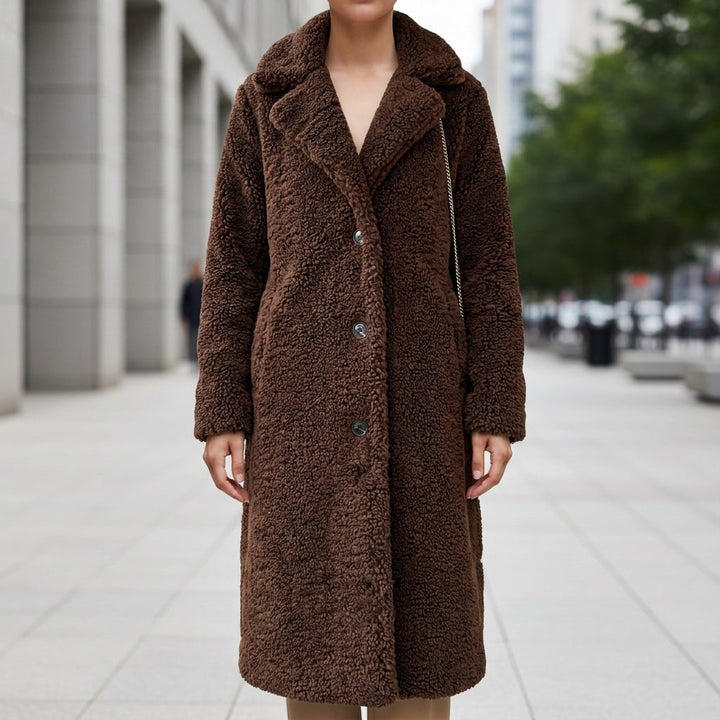 Abrigo de peluche de mujer con solapa y bolsillos, ideal para el frío. Chaqueta elegante y cálida de invierno.
