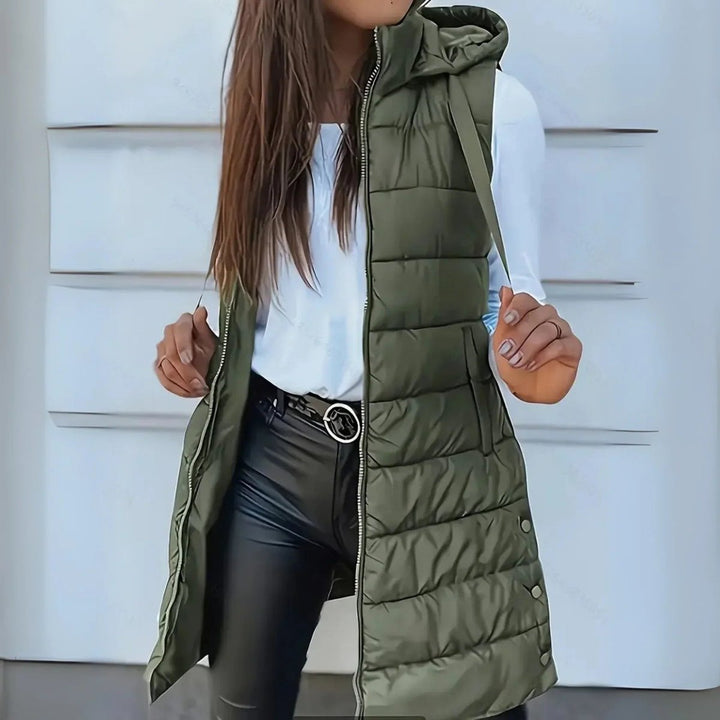 Chaleco largo acolchado femenino con capucha. Perfecto para un look casual en capas durante el invierno.