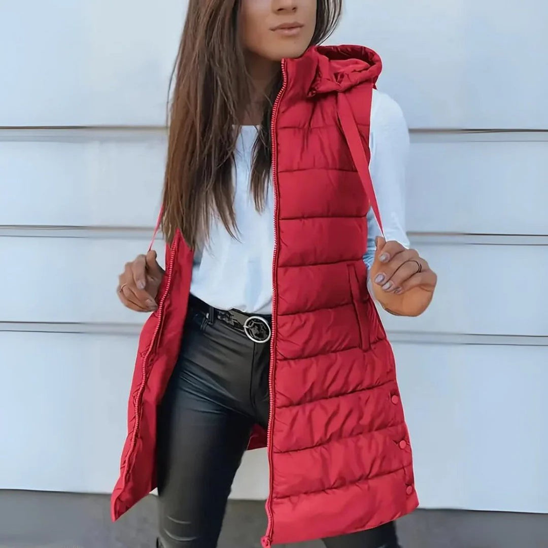 Chaleco acolchado largo para mujer, con capucha desmontable. Estilo urbano para días frescos.