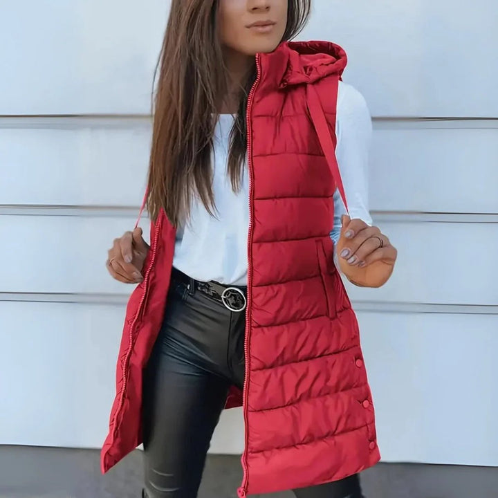 Chaleco acolchado largo para mujer, con capucha desmontable. Estilo urbano para días frescos.