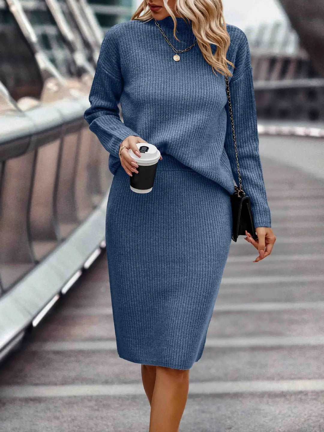 Conjunto de dos piezas de punto midi para mujer. Suéter de manga larga y falda acanalada. Ideal otoño.