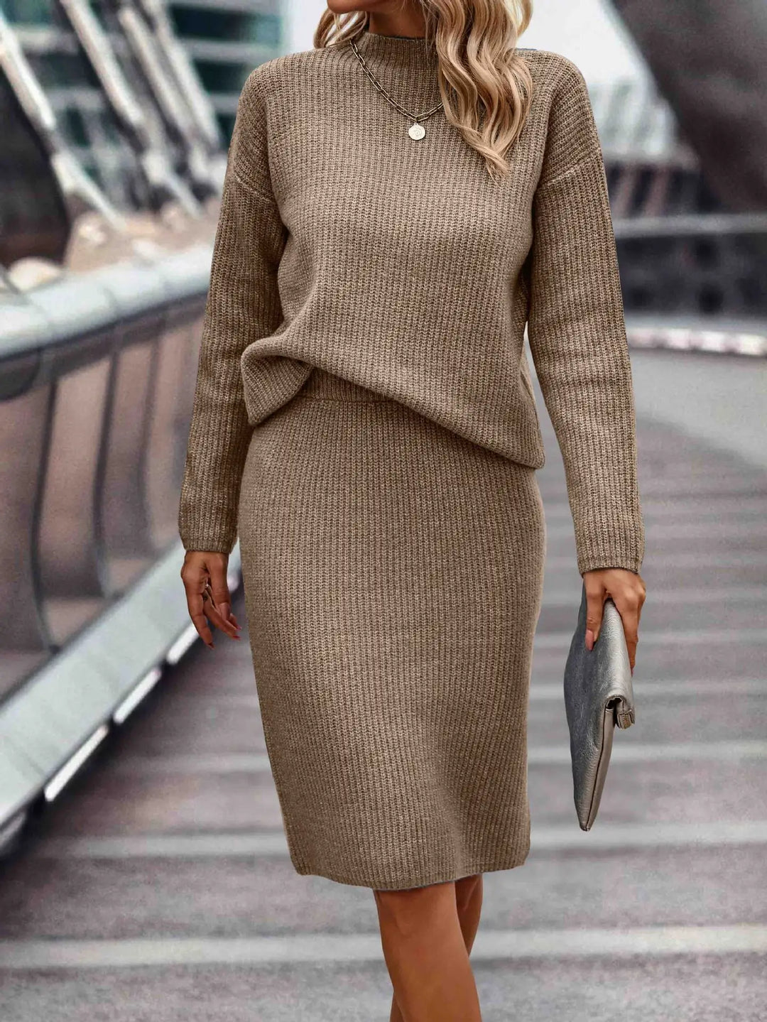Moda otoño-invierno: Conjunto de punto midi para mujer con top de manga larga. Estilo casual y moderno.