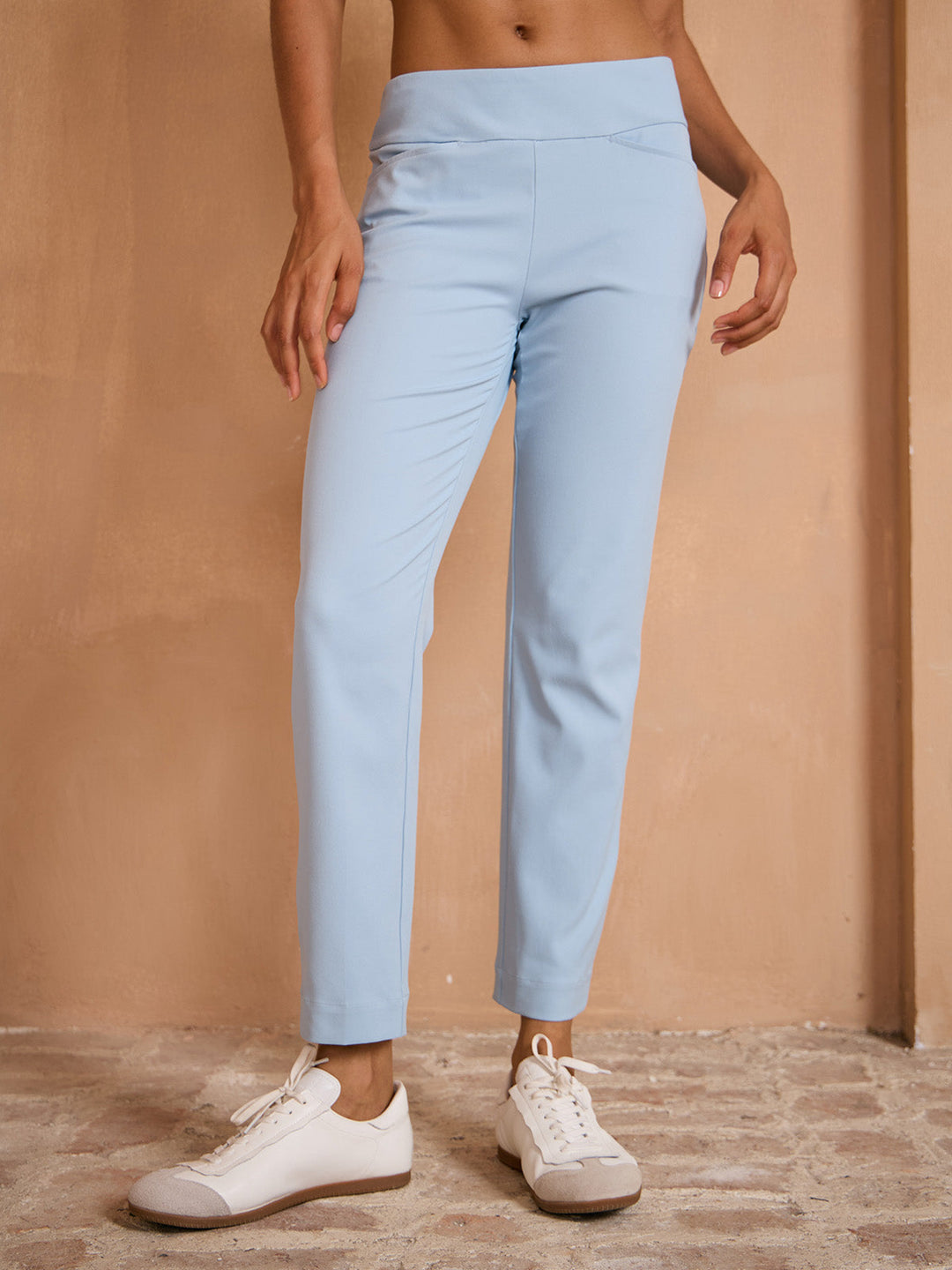 Pantalones de mujer, elásticos y rectos, para un confort sin igual.