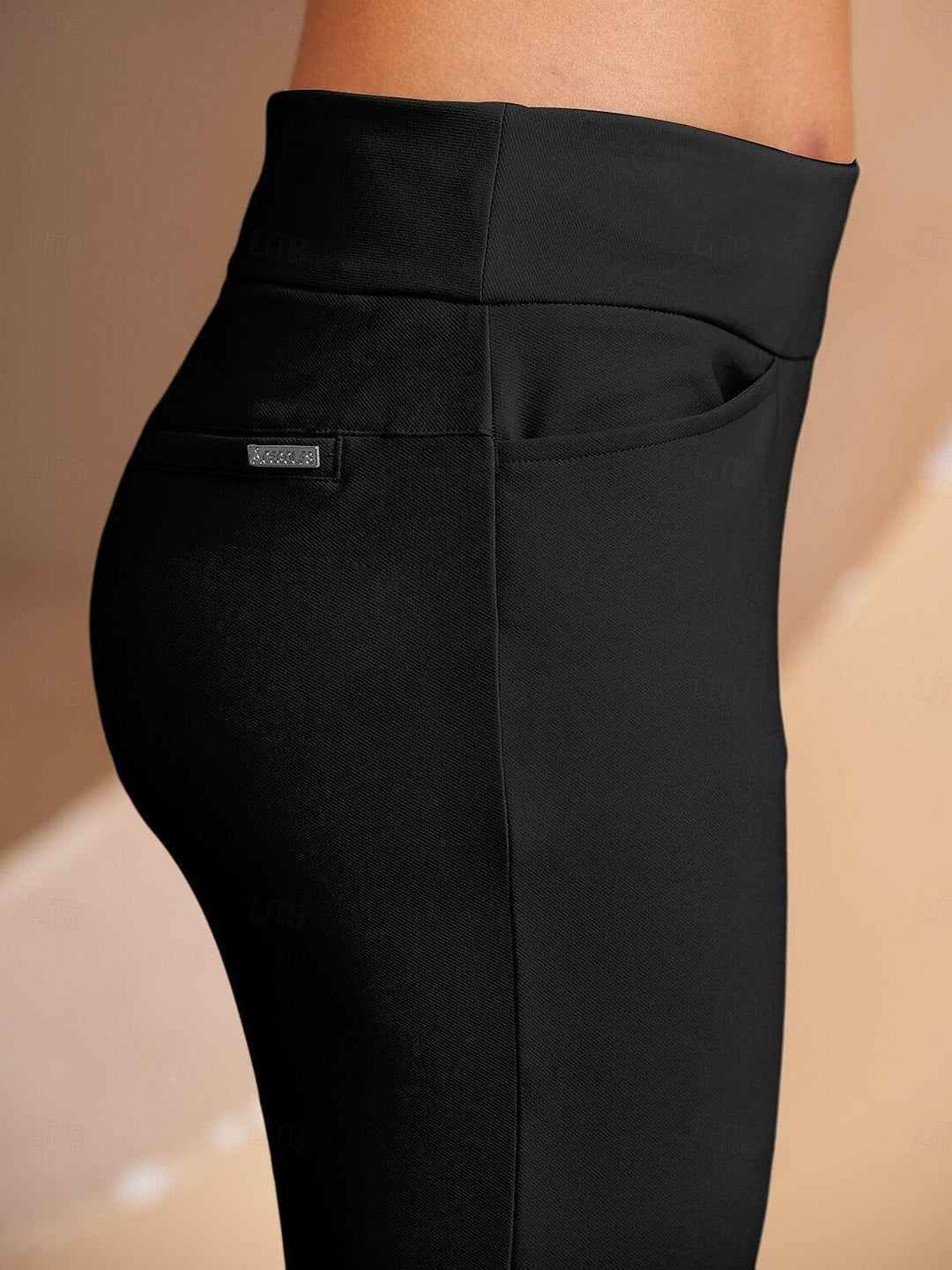 Versatilidad diaria: pantalones rectos de mujer con bolsillos, elásticos y confortables.