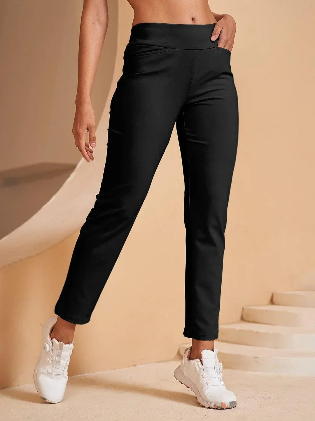 Ropa de mujer casual, pantalones rectos elásticos, con bolsillos funcionales y diseño actual.