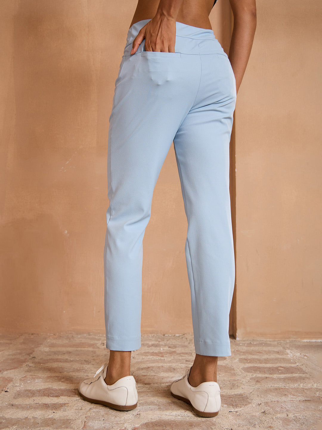 Pantalones rectos elásticos para mujer, con bolsillos, para un look desenfadado y chic.