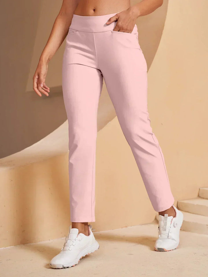 Detalle de bolsillos en pantalones rectos elásticos de mujer, confort asegurado.