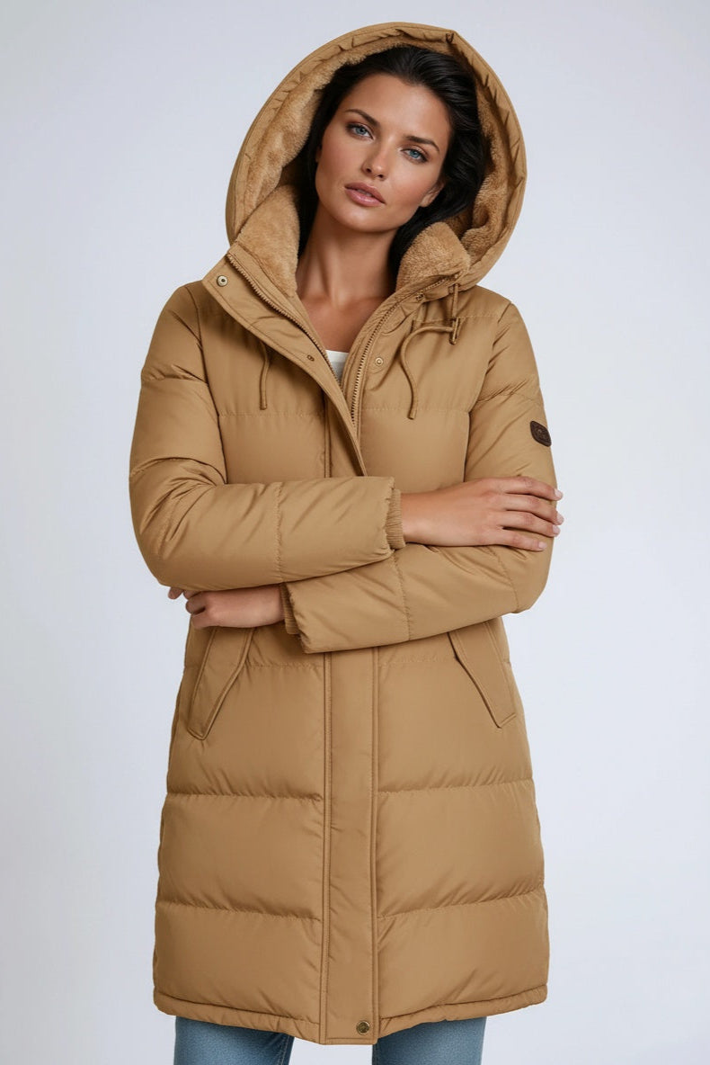 Abrigo de mujer con capucha, diseño largo para invierno. Chaqueta cálida y elegante para moda y comodidad exterior.