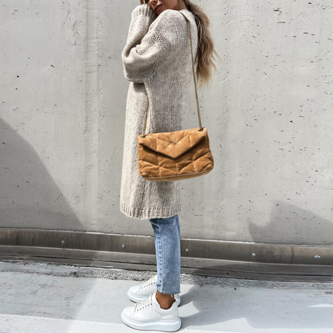 Cárdigan de punto largo mujer, diseño clásico. Elegancia versátil para looks de otoño.