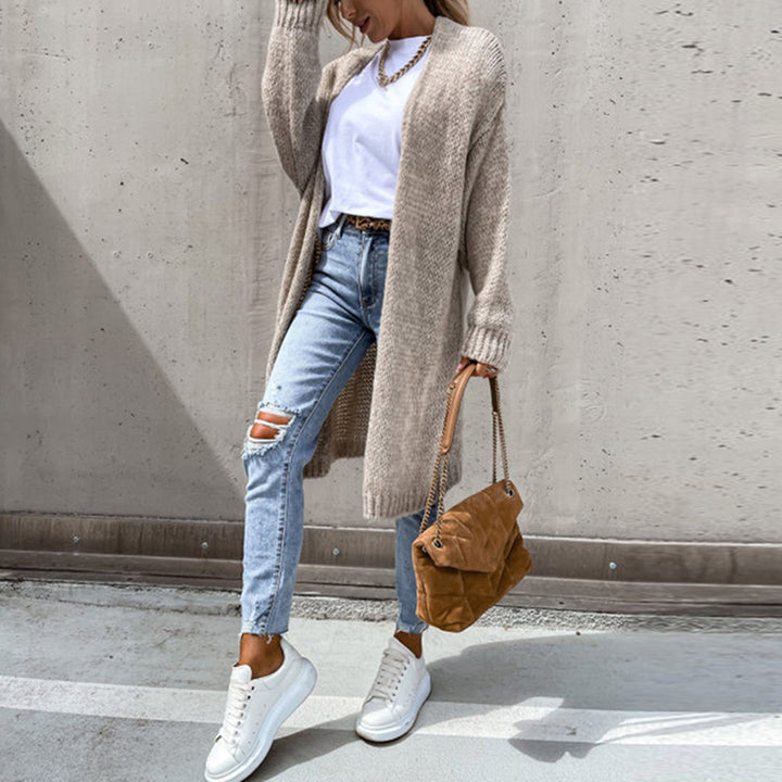 Mujer vistiendo cárdigan largo, suave y elegante. Ideal para climas fríos de invierno.