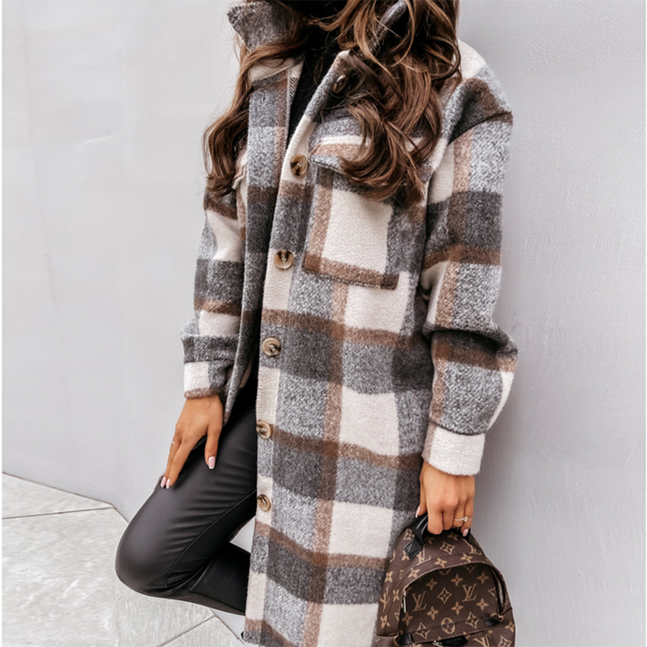 Abrigo de cuadros para mujer, primer plano de su diseño y corte elegante, ideal para moda invernal.