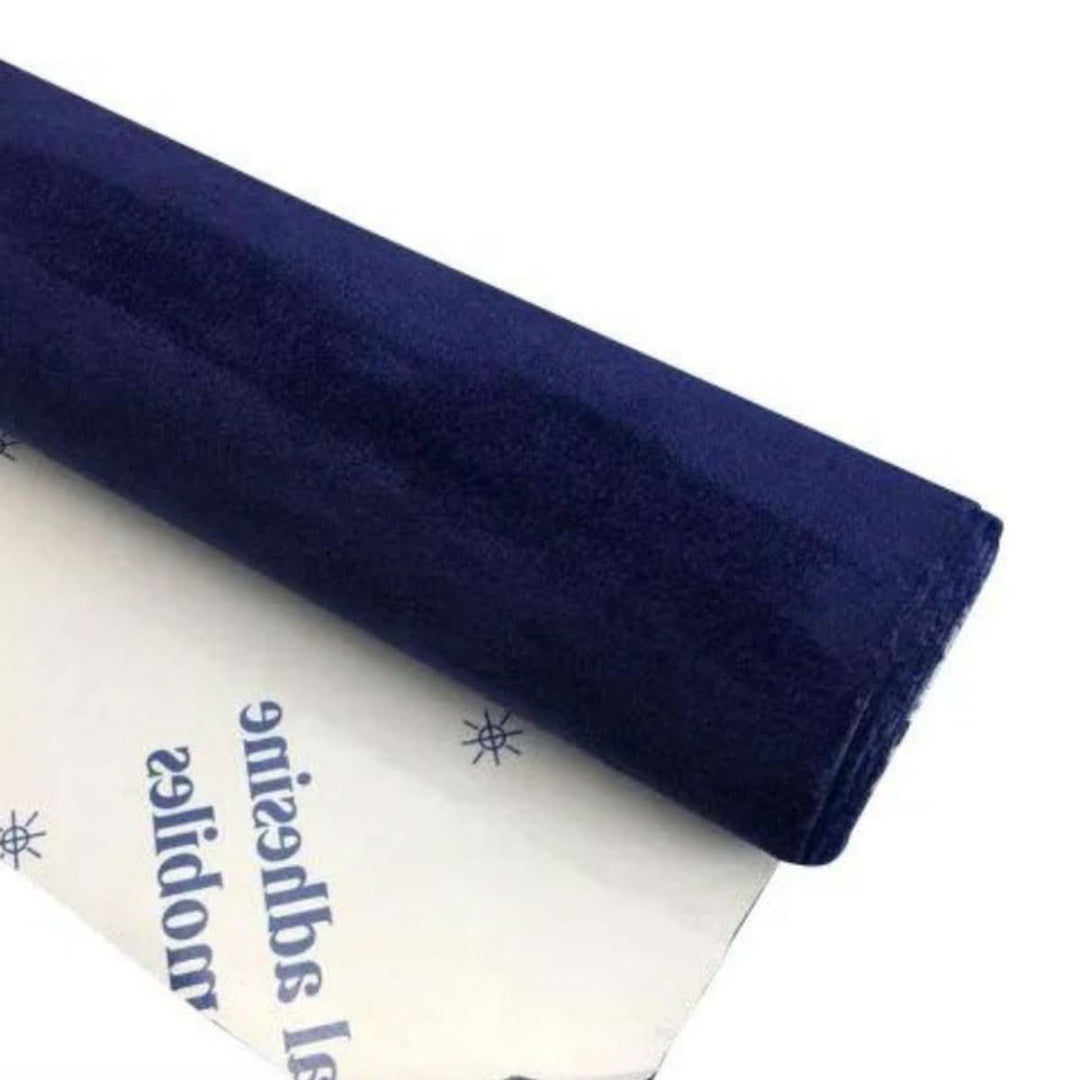 Rollo de terciopelo autoadhesivo para forrar joyeros o cajones, añade suavidad y un toque lujoso al hogar.