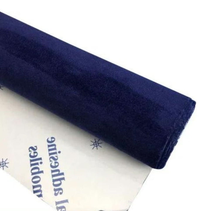 Rollo de terciopelo autoadhesivo para forrar joyeros o cajones, añade suavidad y un toque lujoso al hogar.