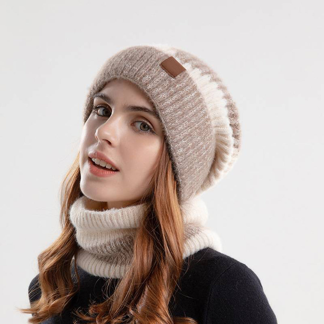 Elegante set de gorro y bufanda de lana para mujer, ideal para invierno, combina calidez y estilo de moda.