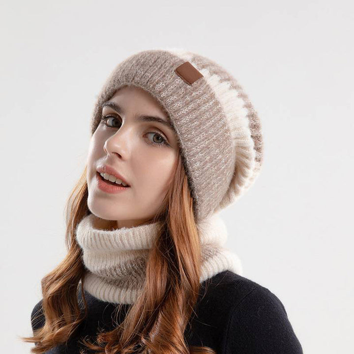 Elegante set de gorro y bufanda de lana para mujer, ideal para invierno, combina calidez y estilo de moda.
