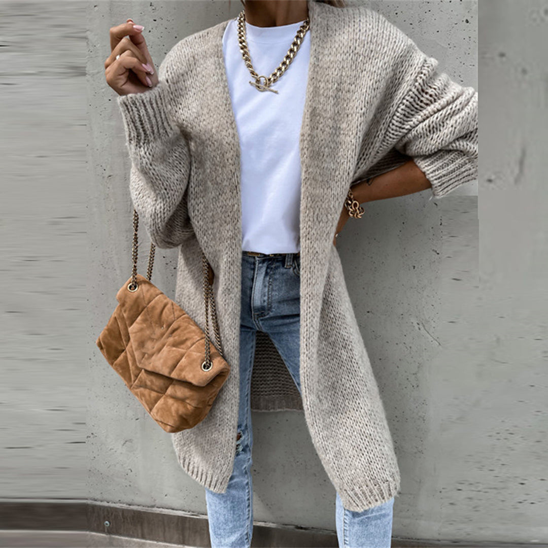 Suéter cárdigan largo de mujer, estilo atemporal. Comodidad para moda casual de invierno.