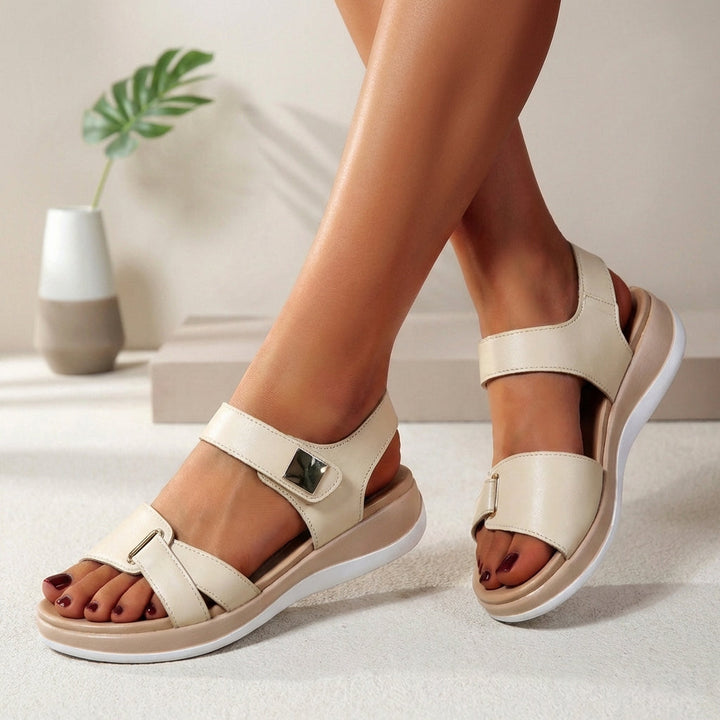 Calzado de verano: sandalias cómodas de mujer con plataforma ortopédica y tiras ajustables, estilo casual.