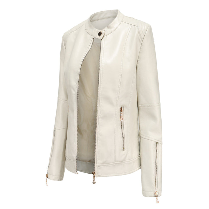 Mujer vistiendo chaqueta elegante con cuello redondo y botones, un toque sofisticado para cualquier ocasión.