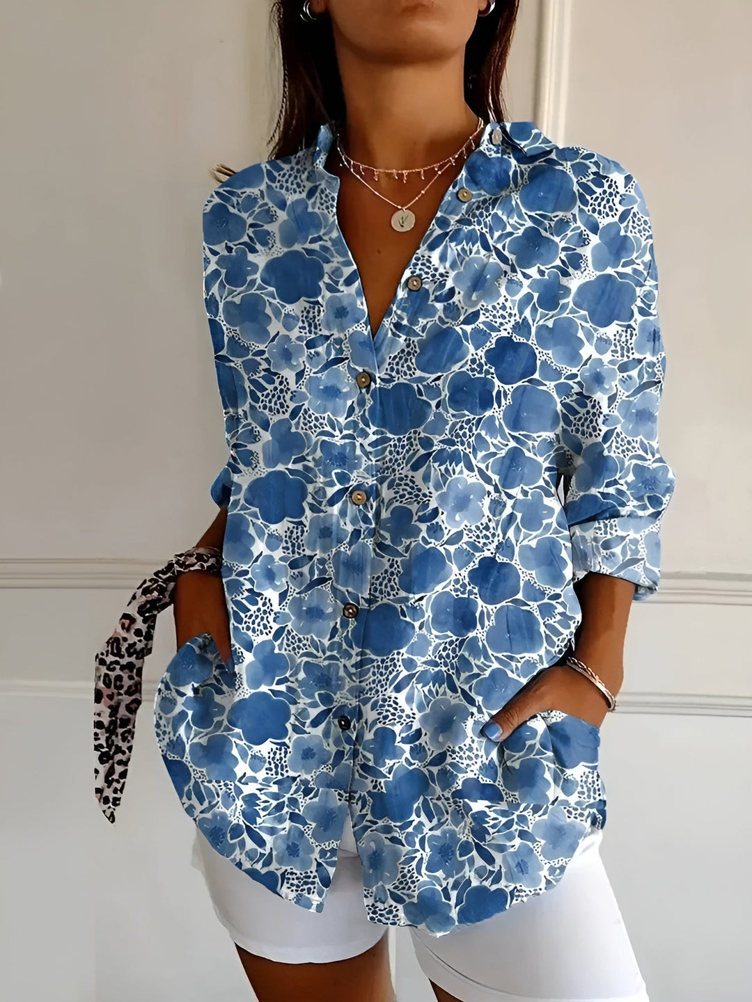 Camisa de mujer con vibrante estampado floral y manga larga. Blusa elegante de moda femenina.