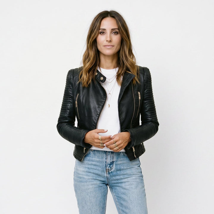 Chaqueta biker de cuero negra para mujer con cremallera dorada. Estilo motero urbano, ideal para otoño-invierno.