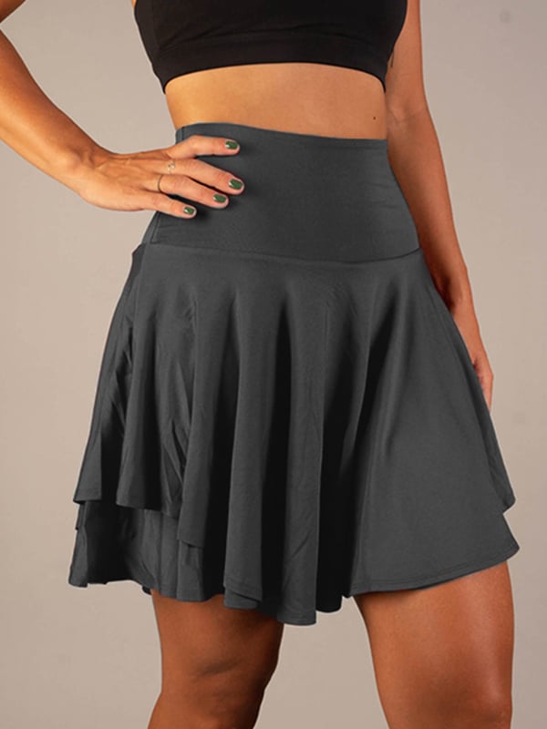 Falda corta de mujer con diseño acampanado y capas, ideal para moda casual.