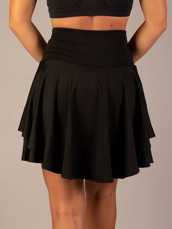 Minifalda de mujer con cintura alta, acampanada y capas, ideal para un look fresco.