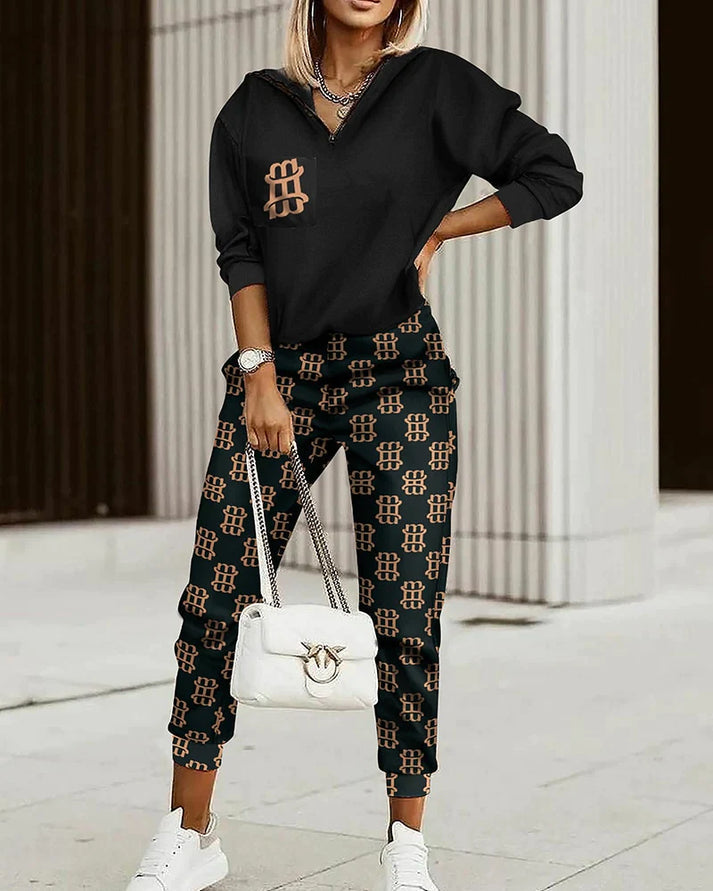 Sudadera pullover y pantalón ajustado de chándal moderno para mujer. Conjunto deportivo y ropa casual cómoda.