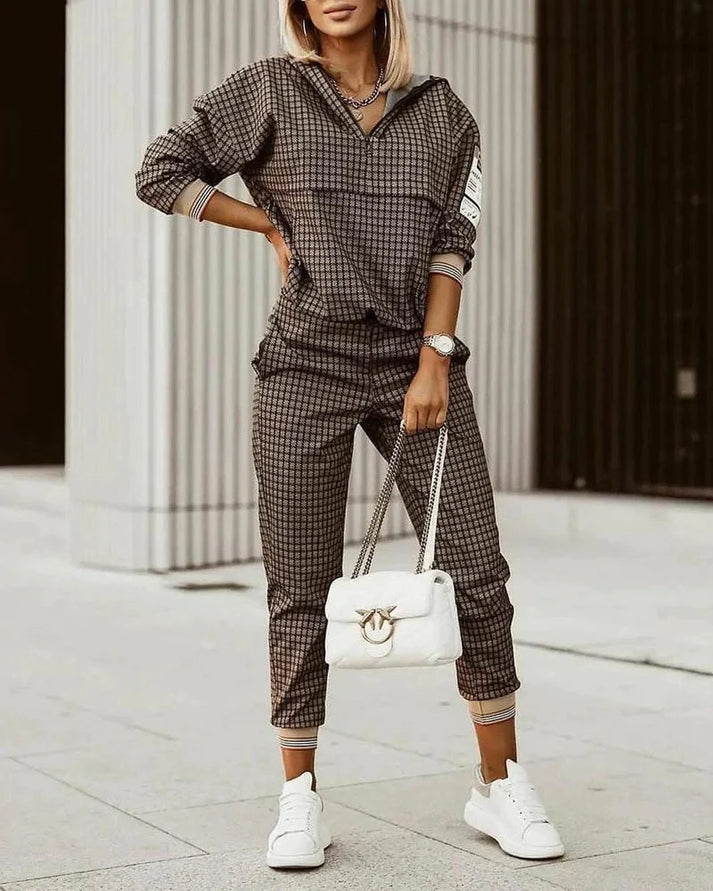 Mujer luciendo chándal moderno, conjunto deportivo cómodo y estilizado. Ropa casual para moda femenina de otoño.