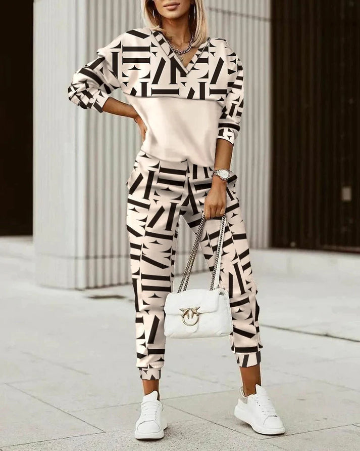 Chándal moderno de mujer para otoño/invierno. Conjunto deportivo cómodo y elegante con sudadera y pantalón ajustado.