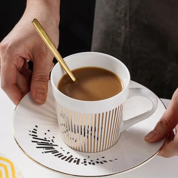 Cerámica original: taza con efecto espejo que refleja figuras decorativas al servir.