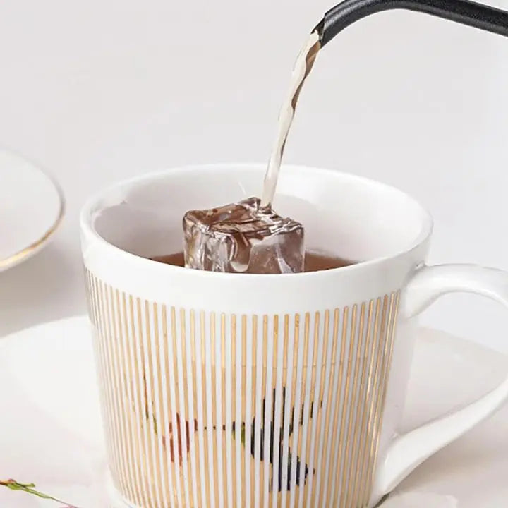 Taza de café decorativa, cerámica blanca con diseño que cobra vida al llenarla.