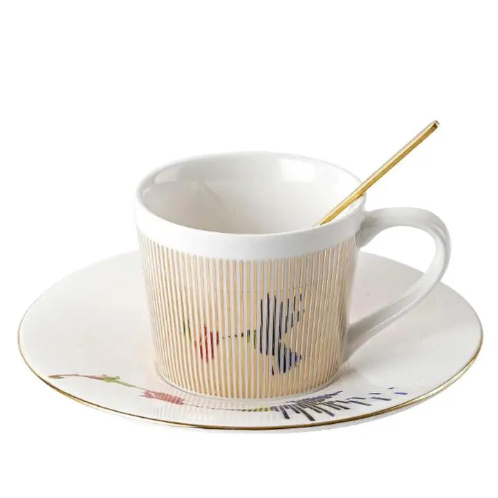 Efecto óptico asombroso: taza de reflexión con figuras de colibríes y mariposas.