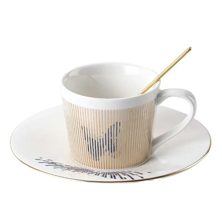 Taza de café especial, cerámica con ilusión de reflejo de mariposas y colibríes.