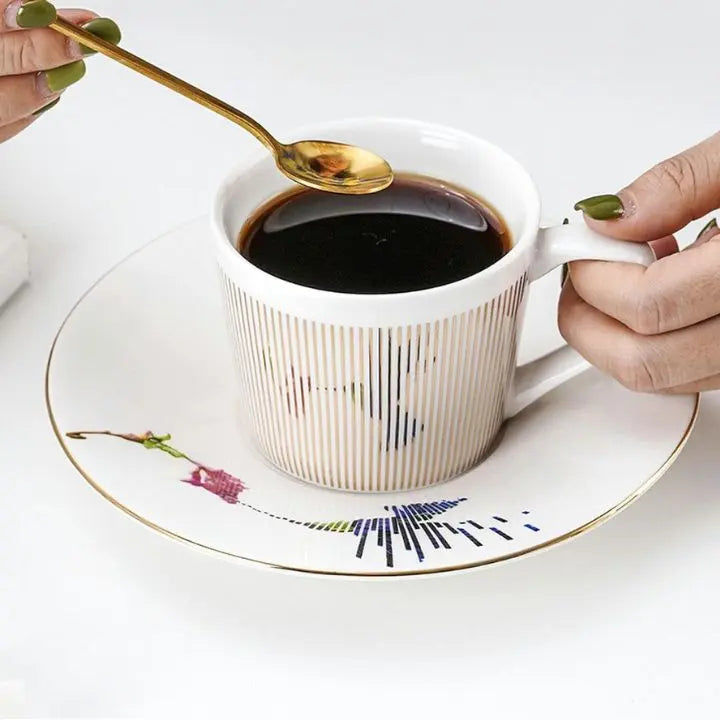 Taza creativa de cerámica con efecto de reflexión mágico, ideal para café o té.