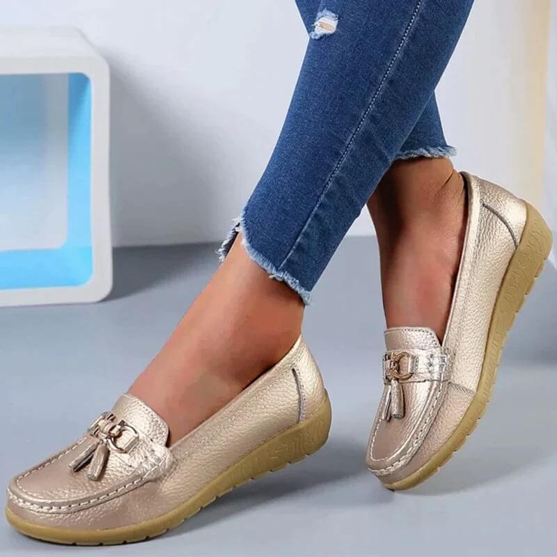 Detalle del diseño clásico de los zapatos planos ortopédicos de mujer, elegancia y confort.