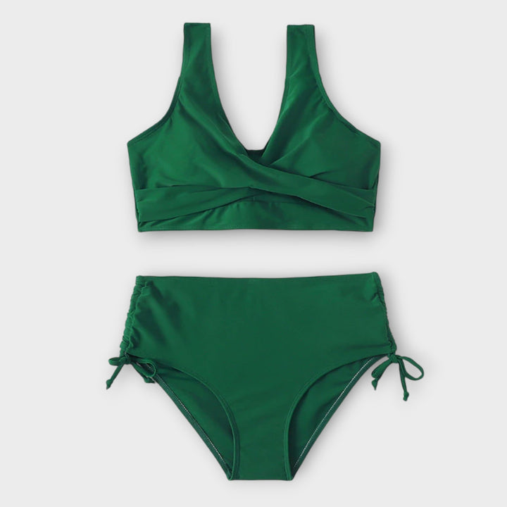 Bikini de dos piezas para mujer, diseño moderno con cruce frontal. Traje de baño versátil para playa o piscina.