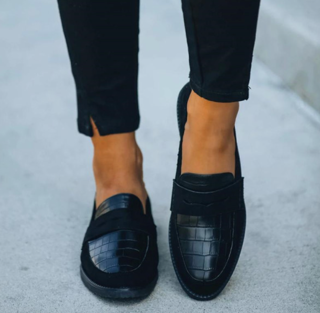 Mocasines de mujer negros elegantes, estampado de cocodrilo sintético. Calzado cómodo y de moda versátil.
