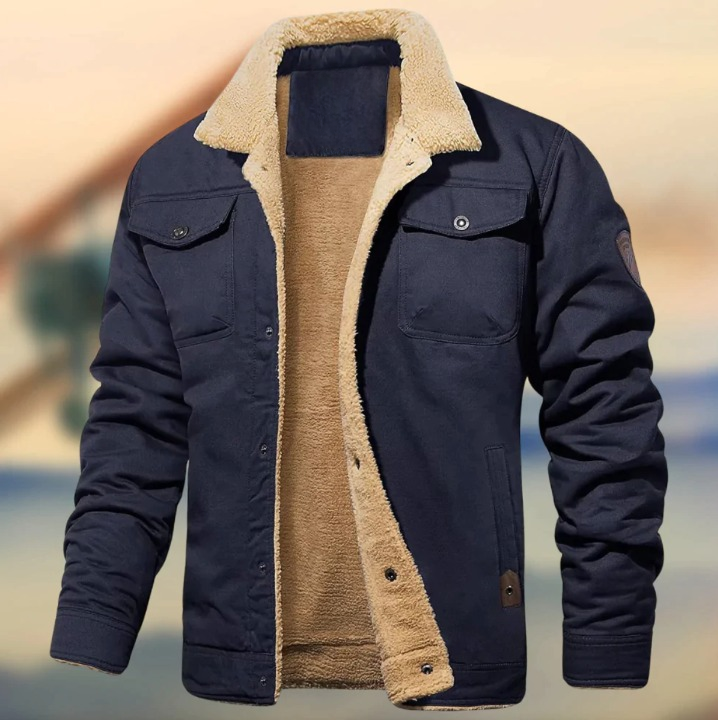 Hombre luciendo abrigo acolchado de invierno, mostrando ajuste cómodo. Chaqueta cálida y práctica para el estilo diario.
