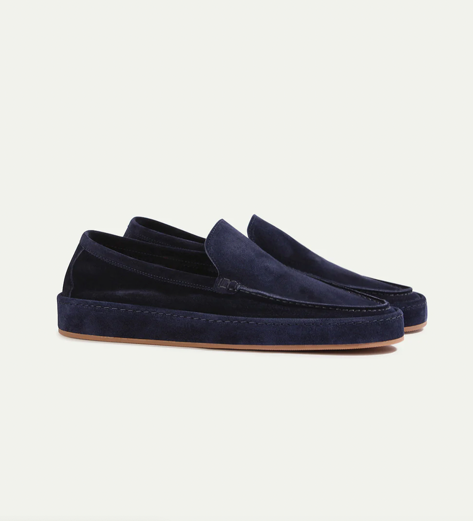 Primer plano de mocasines slip-on para hombre, destacando costuras finas y diseño elegante.
