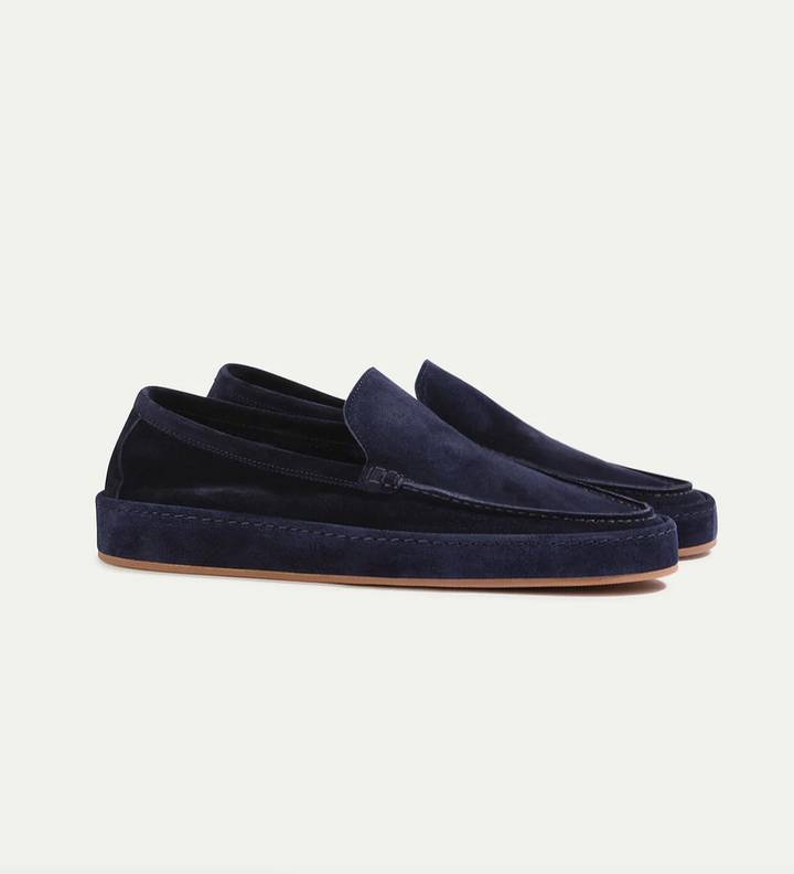 Primer plano de mocasines slip-on para hombre, destacando costuras finas y diseño elegante.