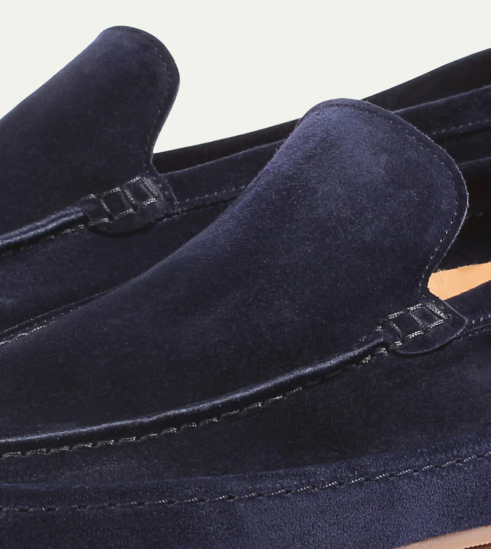 Hombre luciendo mocasines elegantes y cómodos, calzado ideal para outfits de verano y primavera.