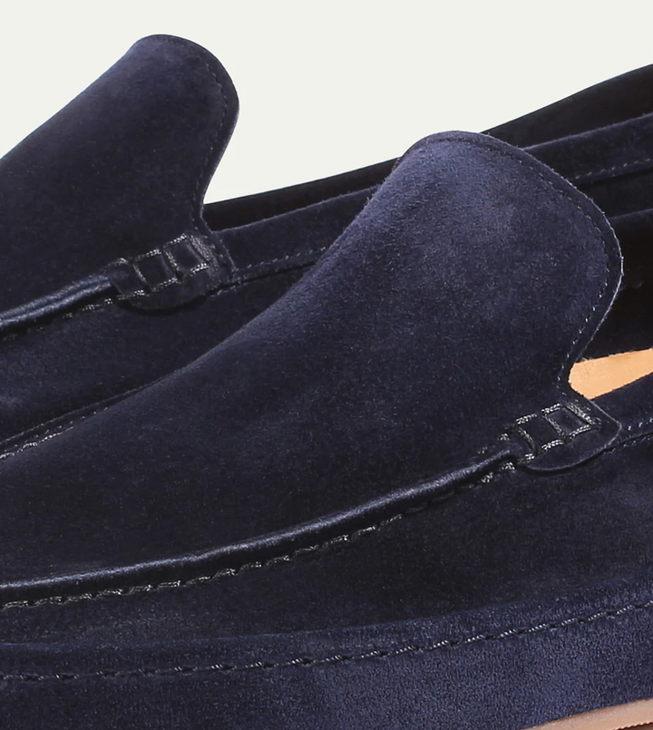 Hombre luciendo mocasines elegantes y cómodos, calzado ideal para outfits de verano y primavera.