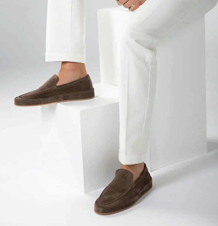 Calzado de hombre, mocasines elegantes y modernos, ideales para look casual de verano.