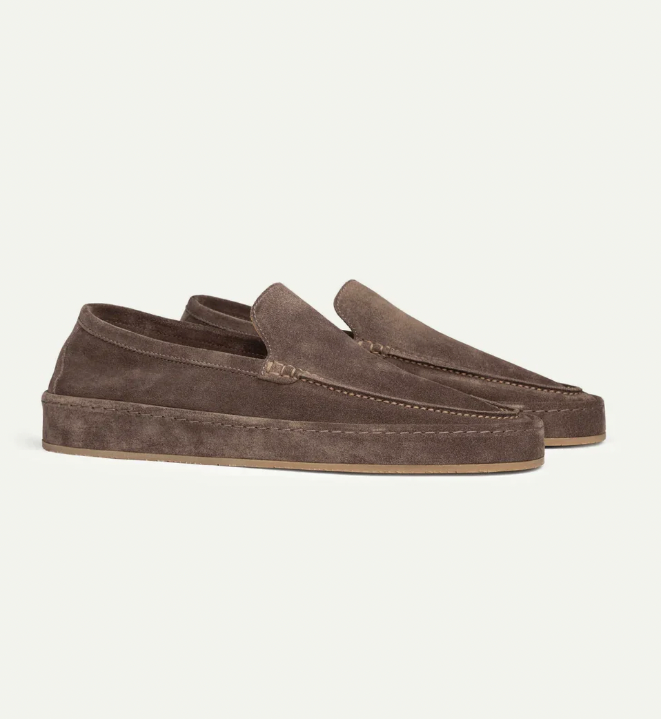 Mocasines de hombre combinando con pantalón casual, calzado cómodo y con estilo para el día a día.