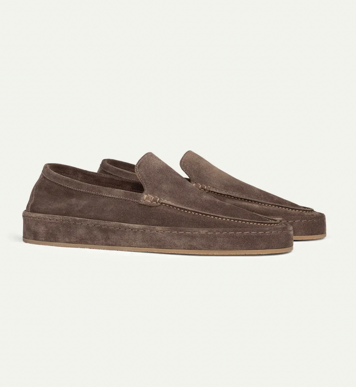 Mocasines de hombre combinando con pantalón casual, calzado cómodo y con estilo para el día a día.
