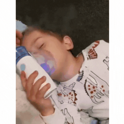 Persona usando Nebulizador AirMist para respiración fácil. Alivia asma, alergias y tos discretamente.