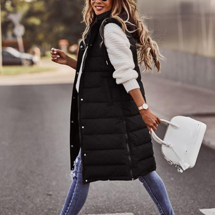 Chaleco casual largo de mujer con capucha. Estilo sin mangas, ideal para un atuendo de otoño.