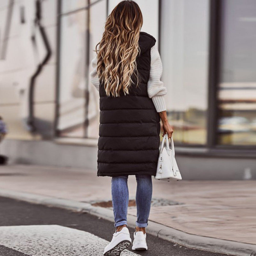 Chaleco elegante para mujer, largo y con capucha. Añade un toque sofisticado a cualquier conjunto.